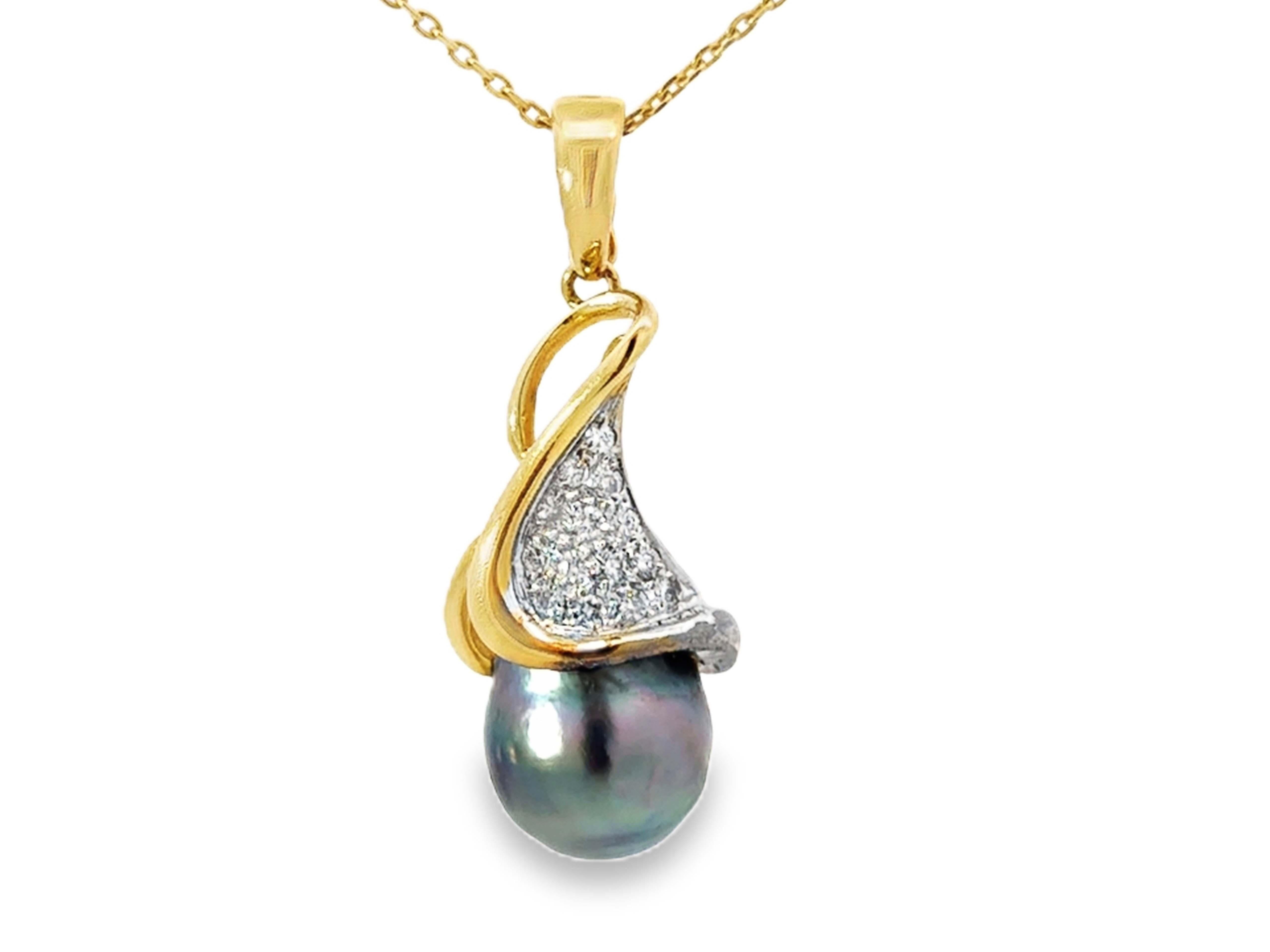 Moderne Pendentif en argent, perles de Tahiti et diamants sur chaîne à maillons câble en or jaune 18 carats en vente
