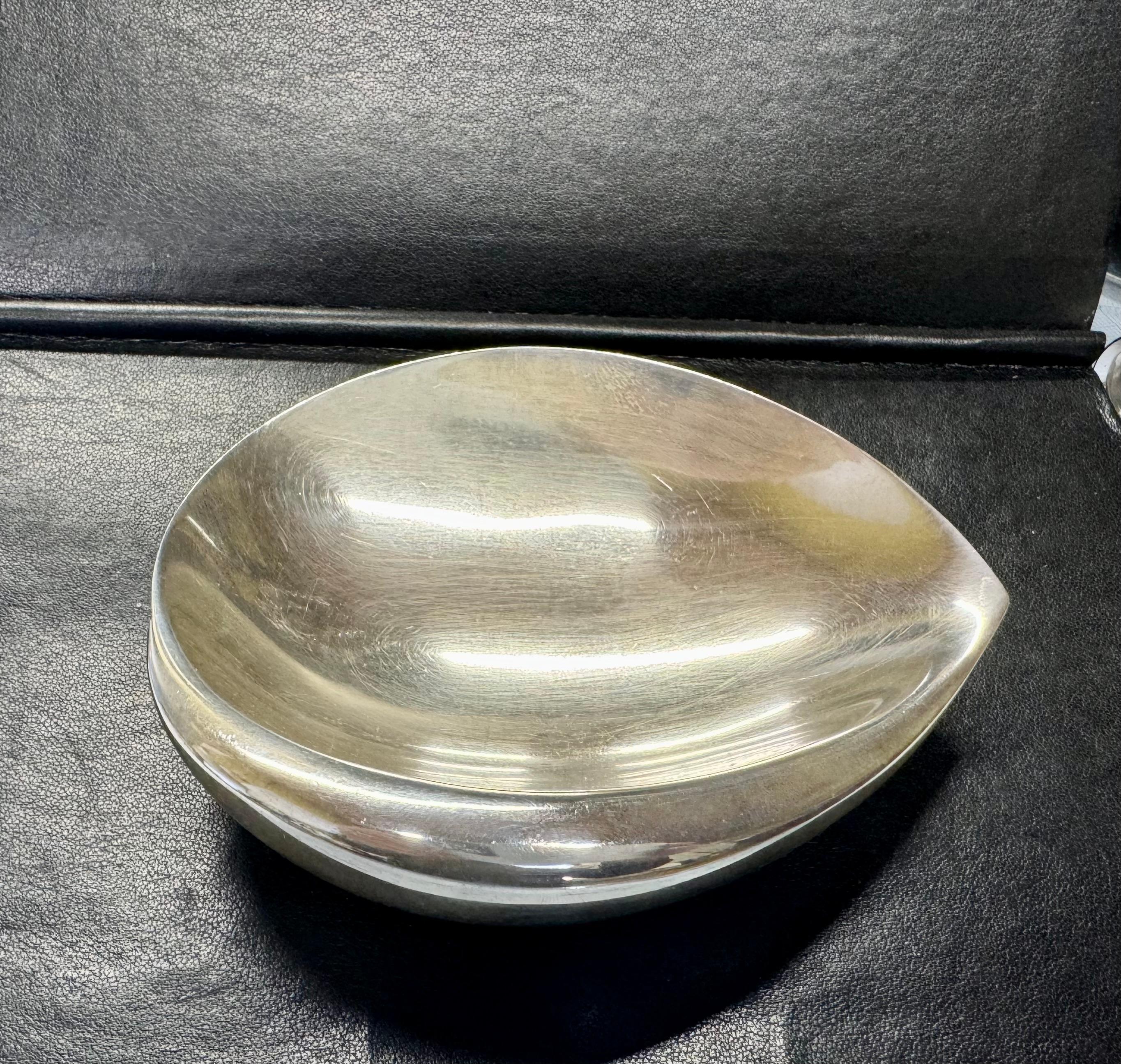 Silver Tapio Wirkkala Art Bowl 1957

Similar described in Tapio Wirkkala's books.
Bowl Made of 916H Silver.
Made in Hämeenlinna, Finland 1957.
No Engravings.
Nice Bowl.
In great condition for its age.


Tapio Wirkkala (1915-1985) rose to world fame