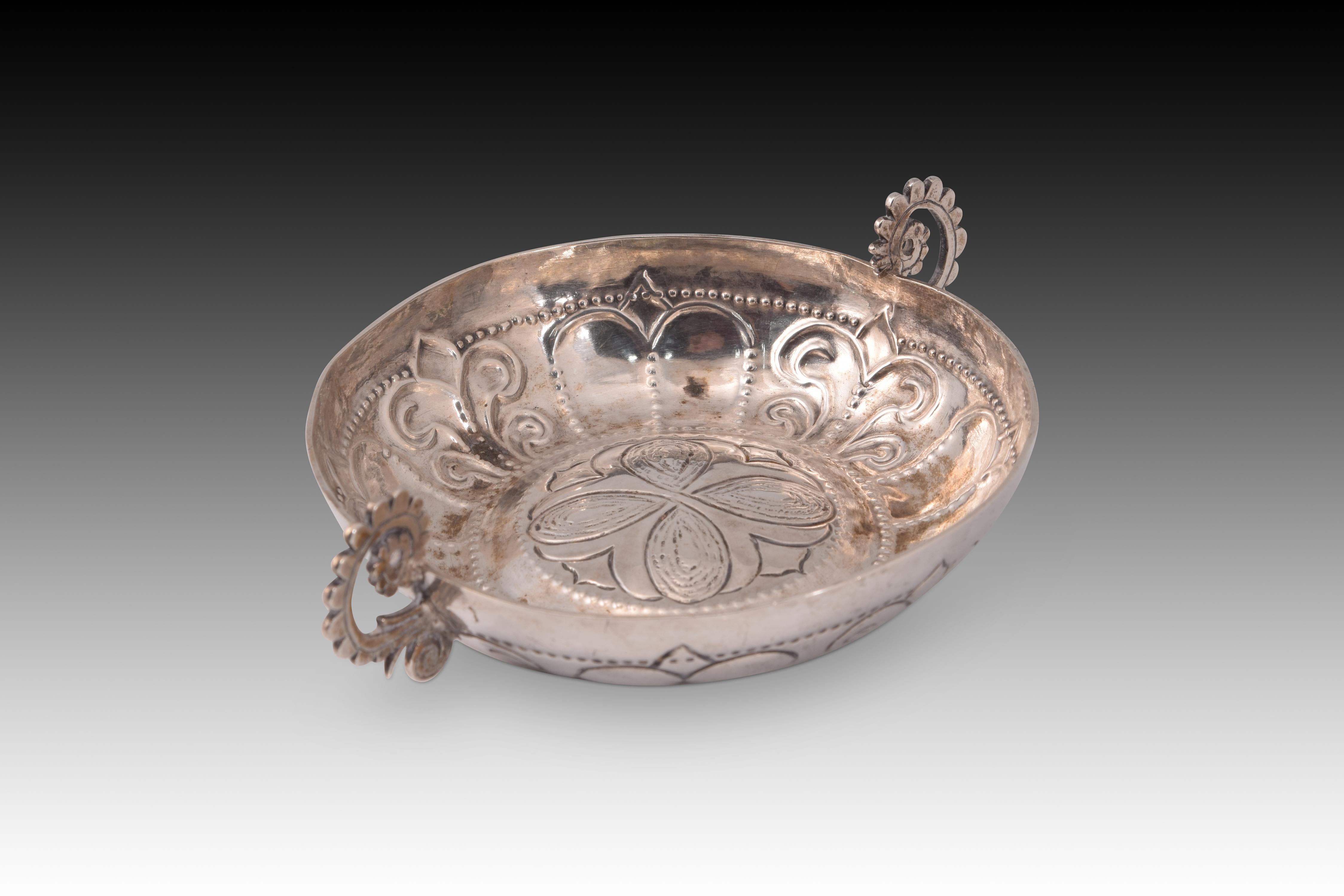 Tembladera ou catavinos. Argent. Siècle XVIII. 
Récipient connu sous le nom de catavinos ou tembladera (car il n'a pas de pied), de couleur argentée, avec deux anses plates en forme de 