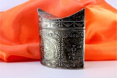 Silberne Teedose mit einem Ritter in einer ländlichen Umgebung im holländischen Stil
