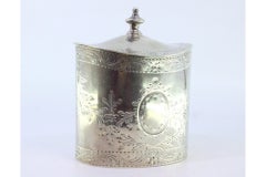 Caja de té de plata con tarjeta monograma grabada y tapa con pomo