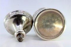 Scatola da tè in argento con motivi vegetali incisi e pomello a forma di fiore sul coperchio