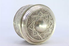 Scatola da tè in argento con rilievi floreali e monogramma centrale