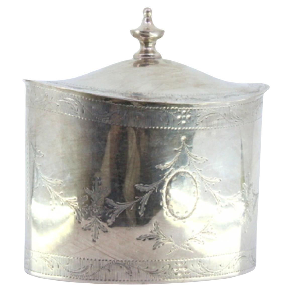 Boîte à thé en argent avec gravures de plantes, frises de bordure et bouton de couvercle en vente