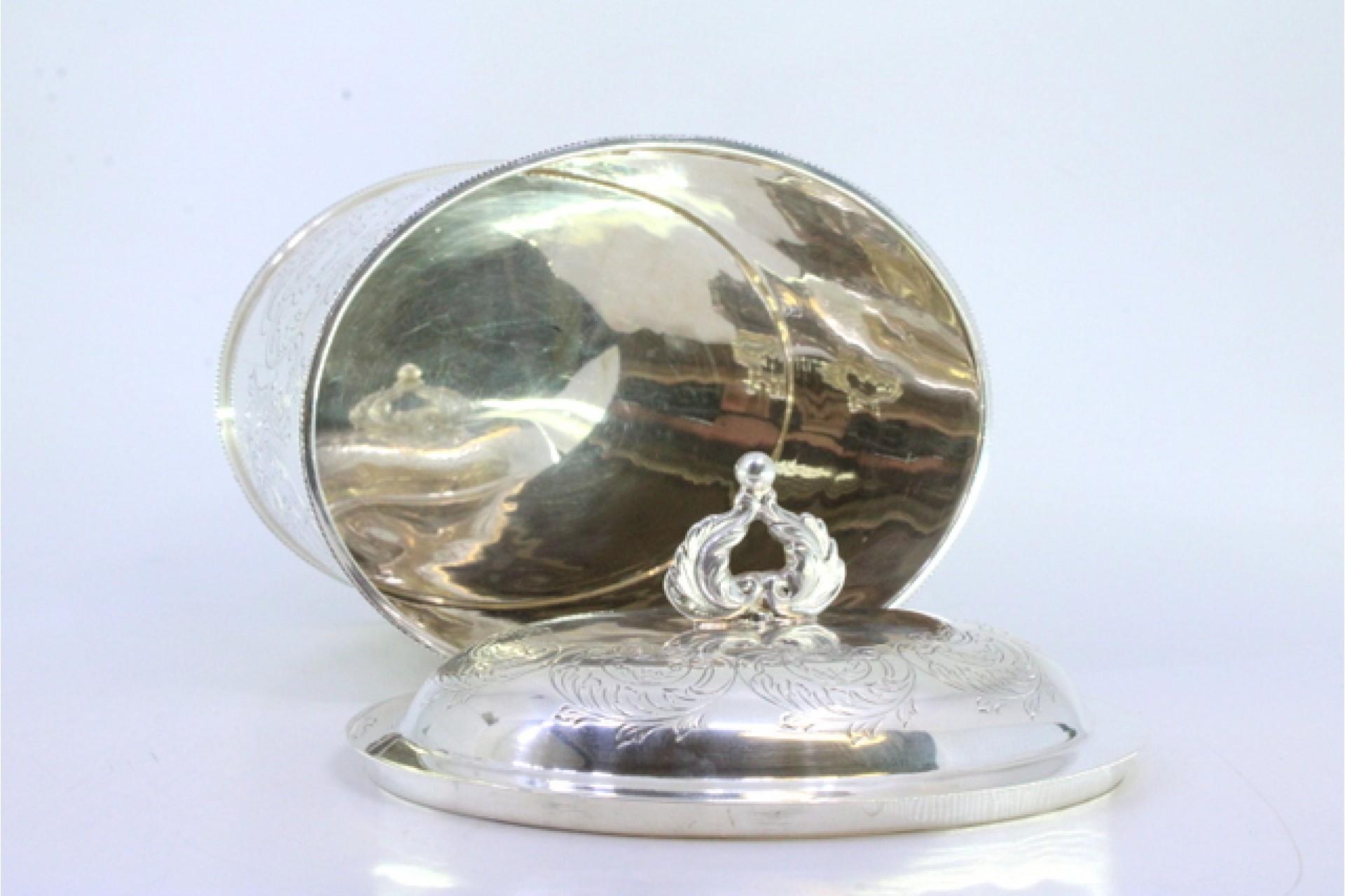 Europeo Silver tea box with plant engravings, pearly friezes and cut-out handle in vendita