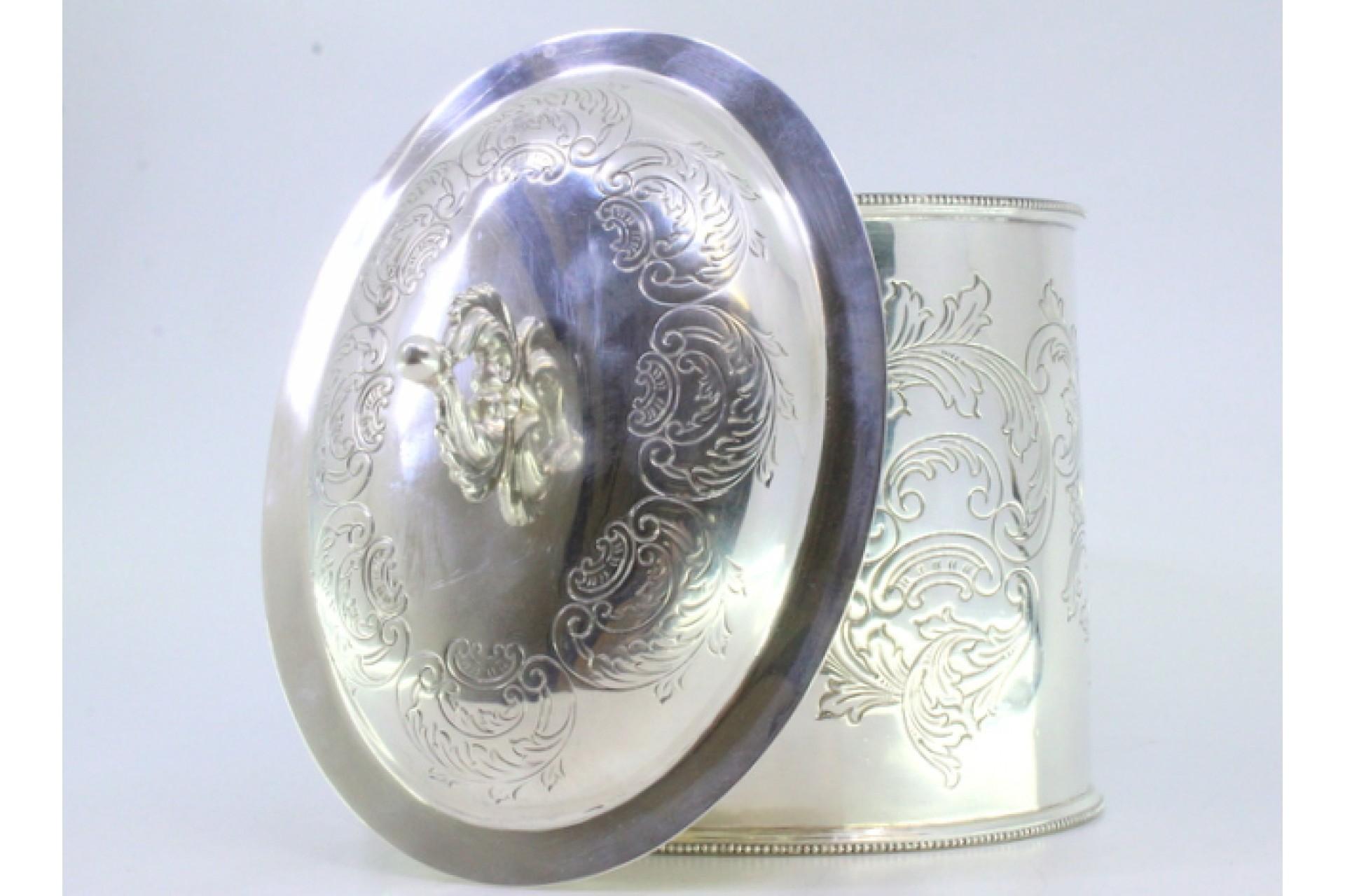 Silver tea box with plant engravings, pearly friezes and cut-out handle In condizioni buone in vendita a Porto, PT