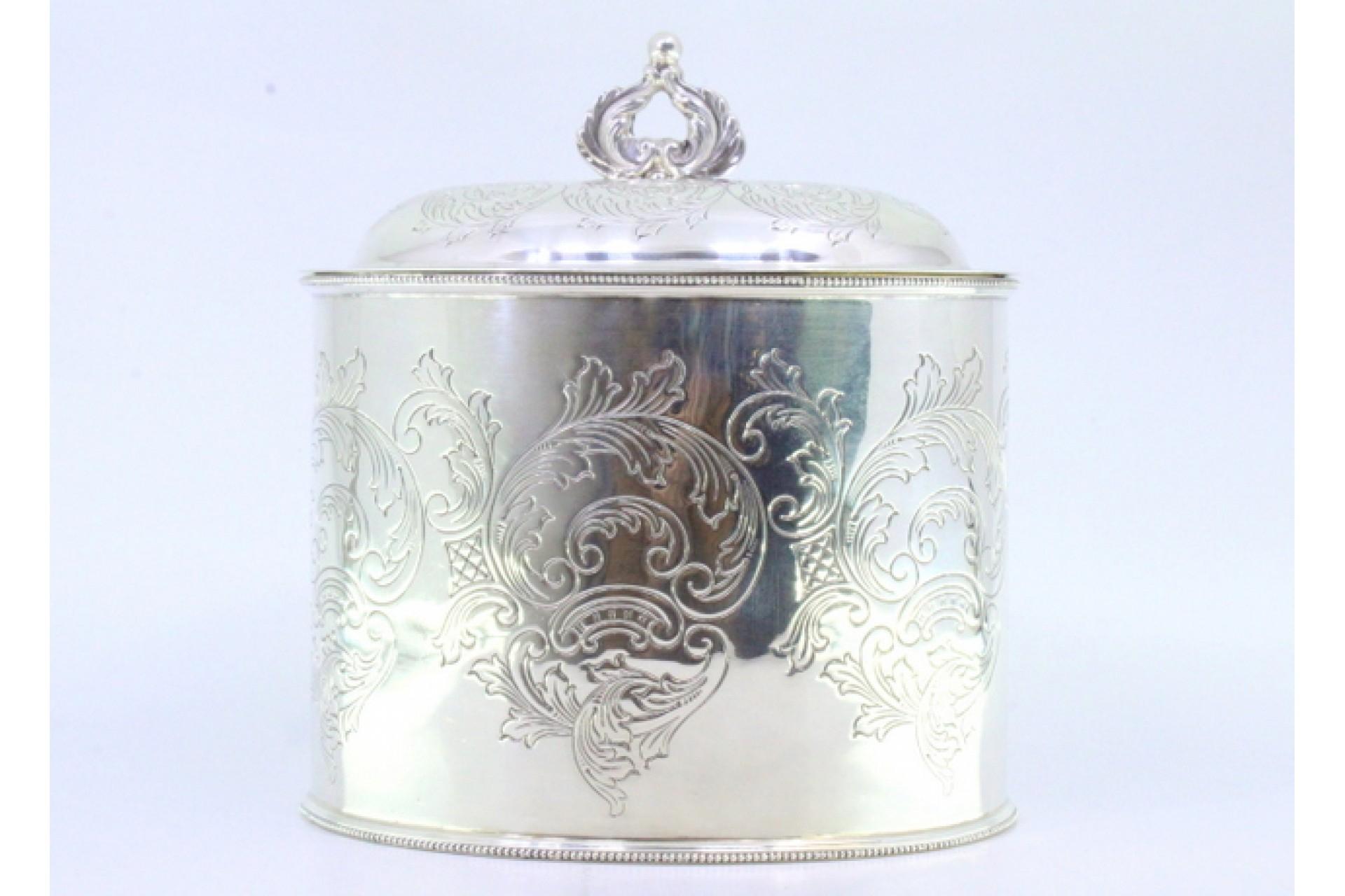 XX secolo Silver tea box with plant engravings, pearly friezes and cut-out handle in vendita