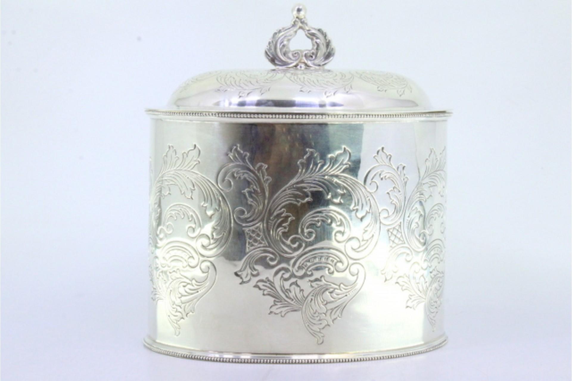 Silver tea box with plant engravings, pearly friezes and cut-out handle in vendita 1