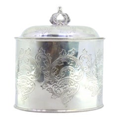 Silver tea box with plant engravings, pearly friezes and cut-out handle