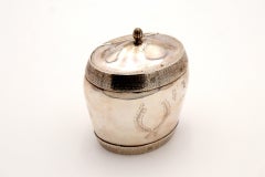 Silberne Teedose mit Reliefs und Knauf auf dem Deckel