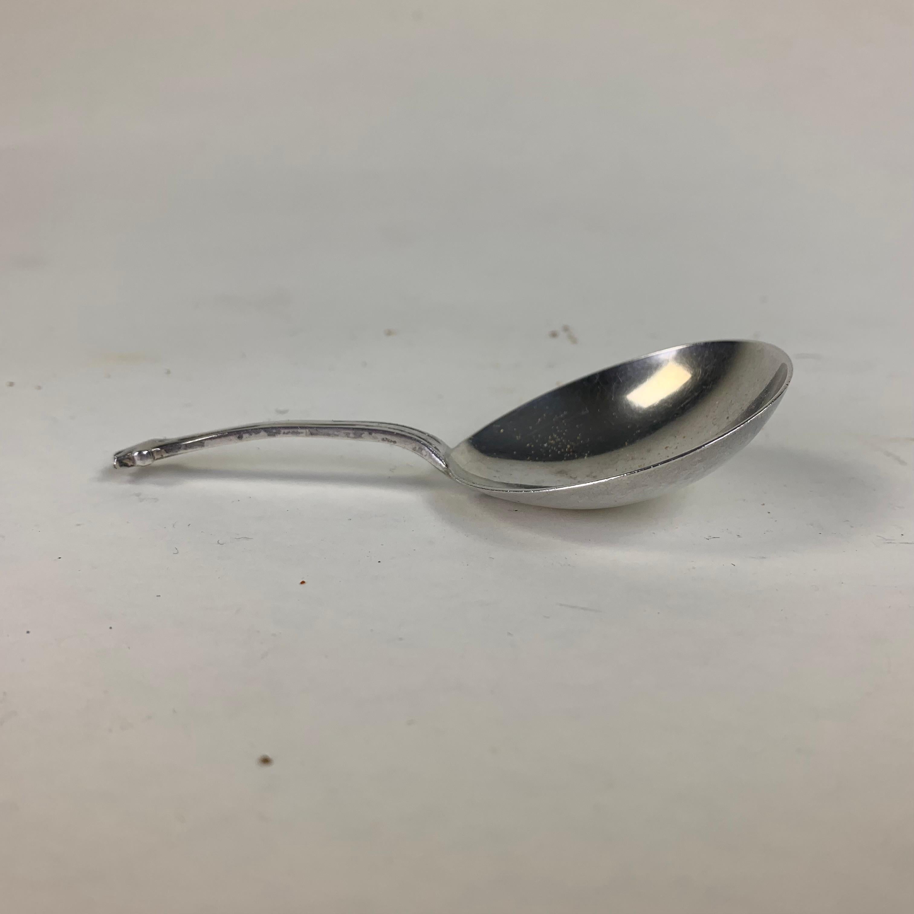Silver tea caddy spoon by James Deakin & Son, Sheffield, 1895. 30 grams.