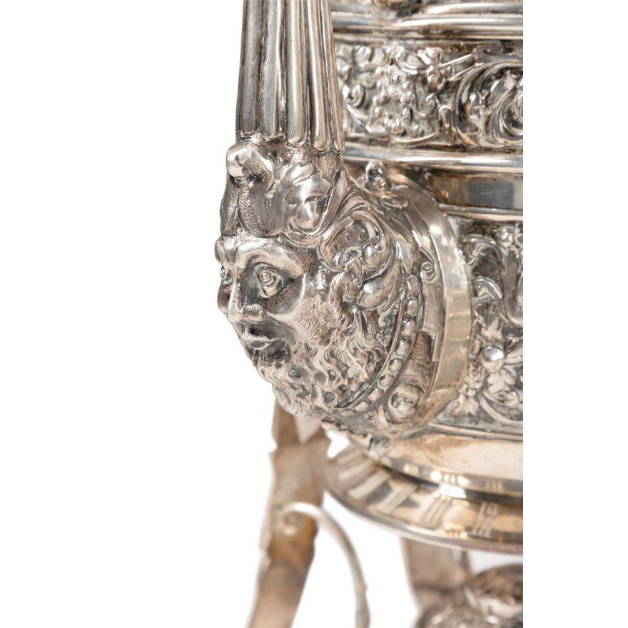 Servizio da tè e caffè in argento in stile Rinascimento spagnolo.915 composto da un bollitore per l'acqua calda su supporto con bruciatore rimovibile, una caffettiera, una teiera, una lattiera, una ciotola di scarto e un colino, con marchio del