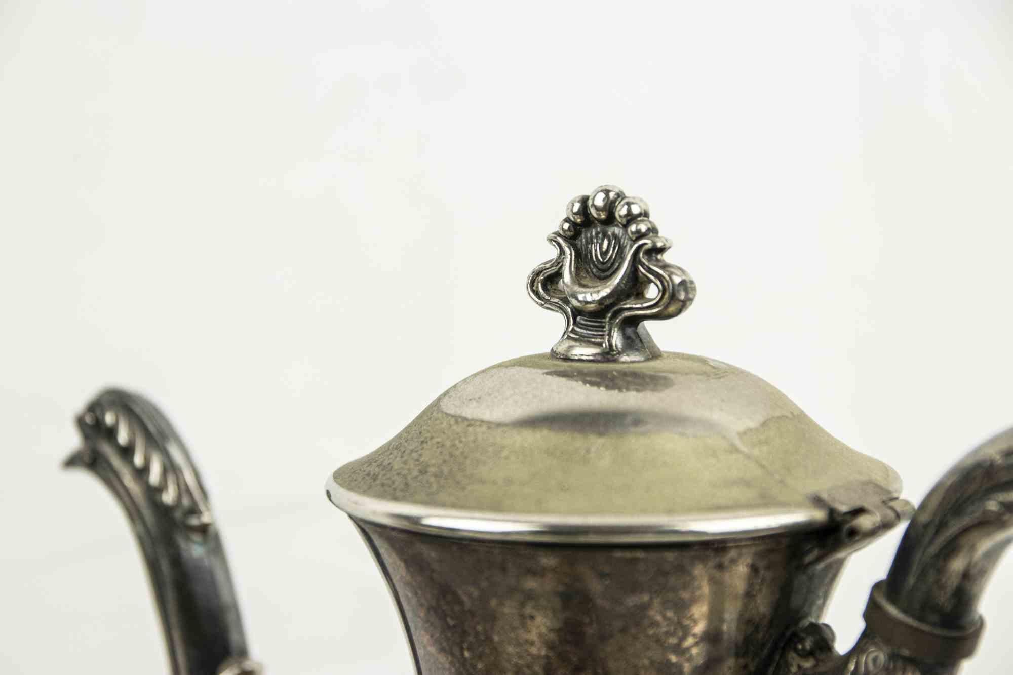 Le service à thé en argent est une pièce d'orfèvrerie originale réalisée par un fabricant italien au début du 20e siècle.

Un service en argent composé de trois théières et de deux petits bols.

Conditions correctes

Dimensions :

Théière 1 : 24 x