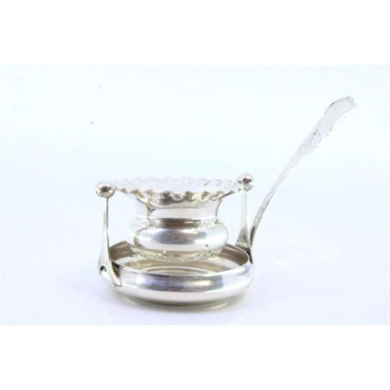 Europeo Silver tea strainer with bowl-shaped reservoir with reliefs and a frieze handle in vendita