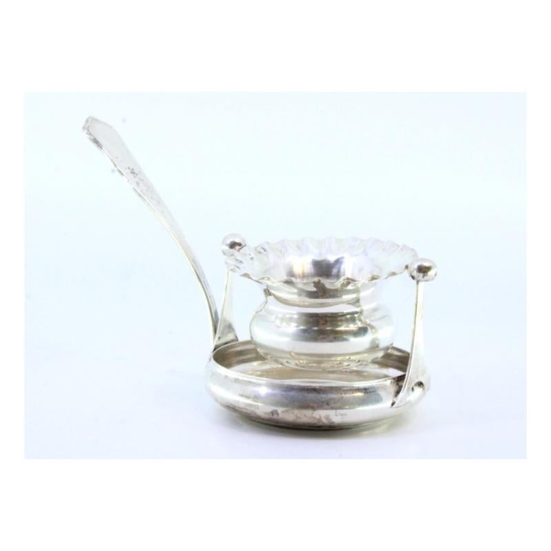 Silver tea strainer with bowl-shaped reservoir with reliefs and a frieze handle In condizioni buone in vendita a Porto, PT