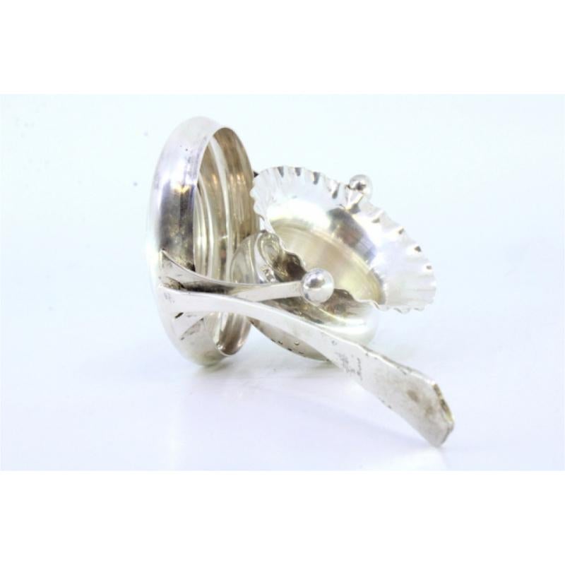 Silver tea strainer with bowl-shaped reservoir with reliefs and a frieze handle in vendita 1