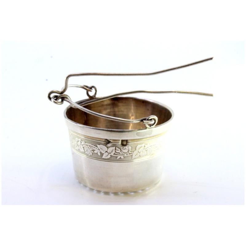 Descripción: Colador de té de plata con grabado y asa articulada. Metal: Silver. Origen: Francés. Marca: Tête Minerve. Peso: 17,49 gramos. Dimensiones: 5cmx3cm. Contenido: 950/1000. Marca de ensayo: Sí, desde 1838. Información adicional: Buen estado.