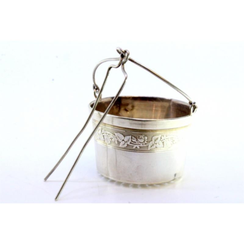 Silver tea strainer with engraving and hinged handle Europeo en venta
