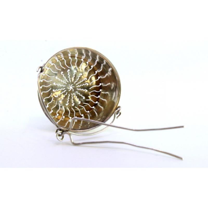 Silver tea strainer with engraving and hinged handle siglo XIX en venta