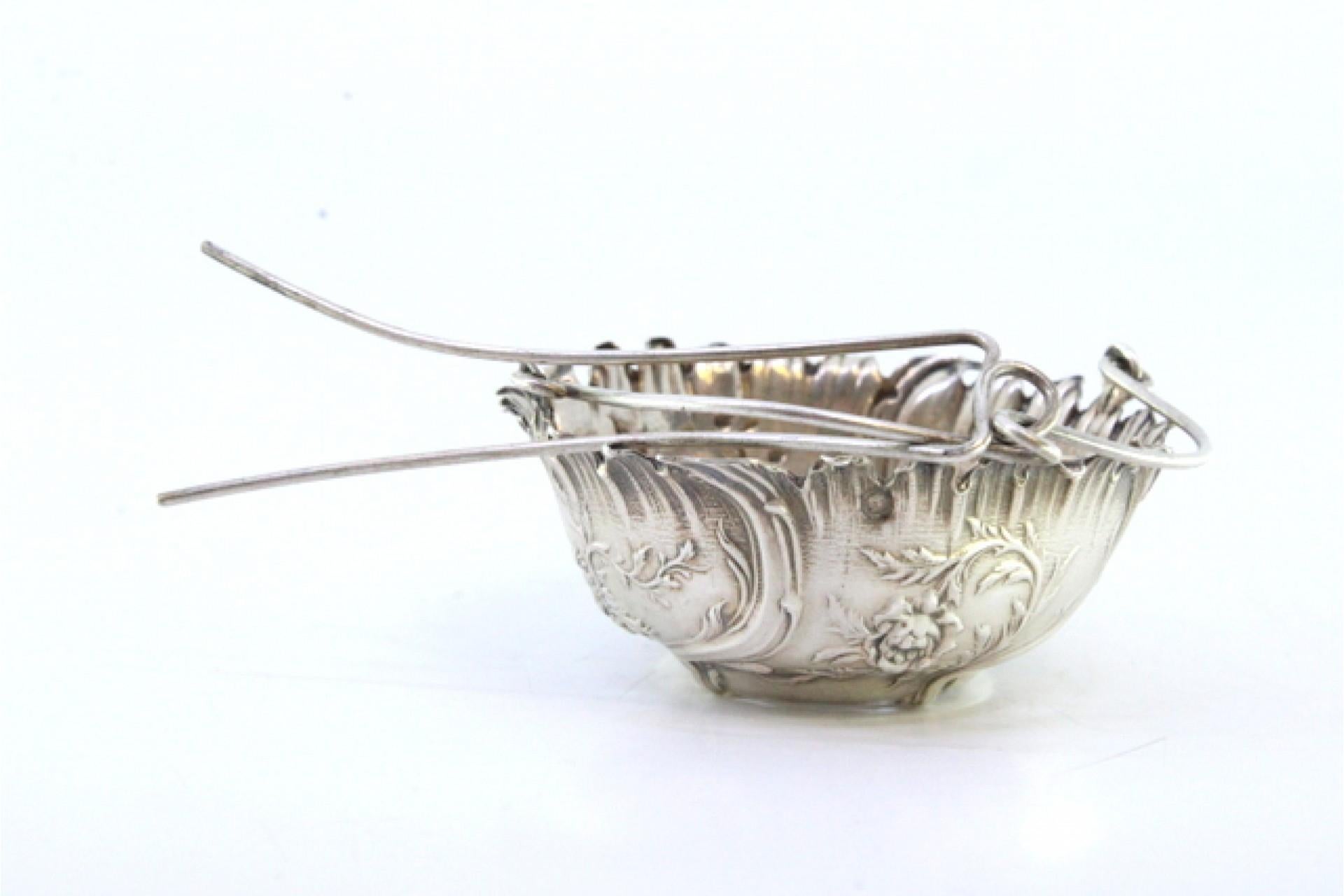 Silver tea strainer with raised plant motifs and hinged handle In condizioni buone in vendita a Porto, PT