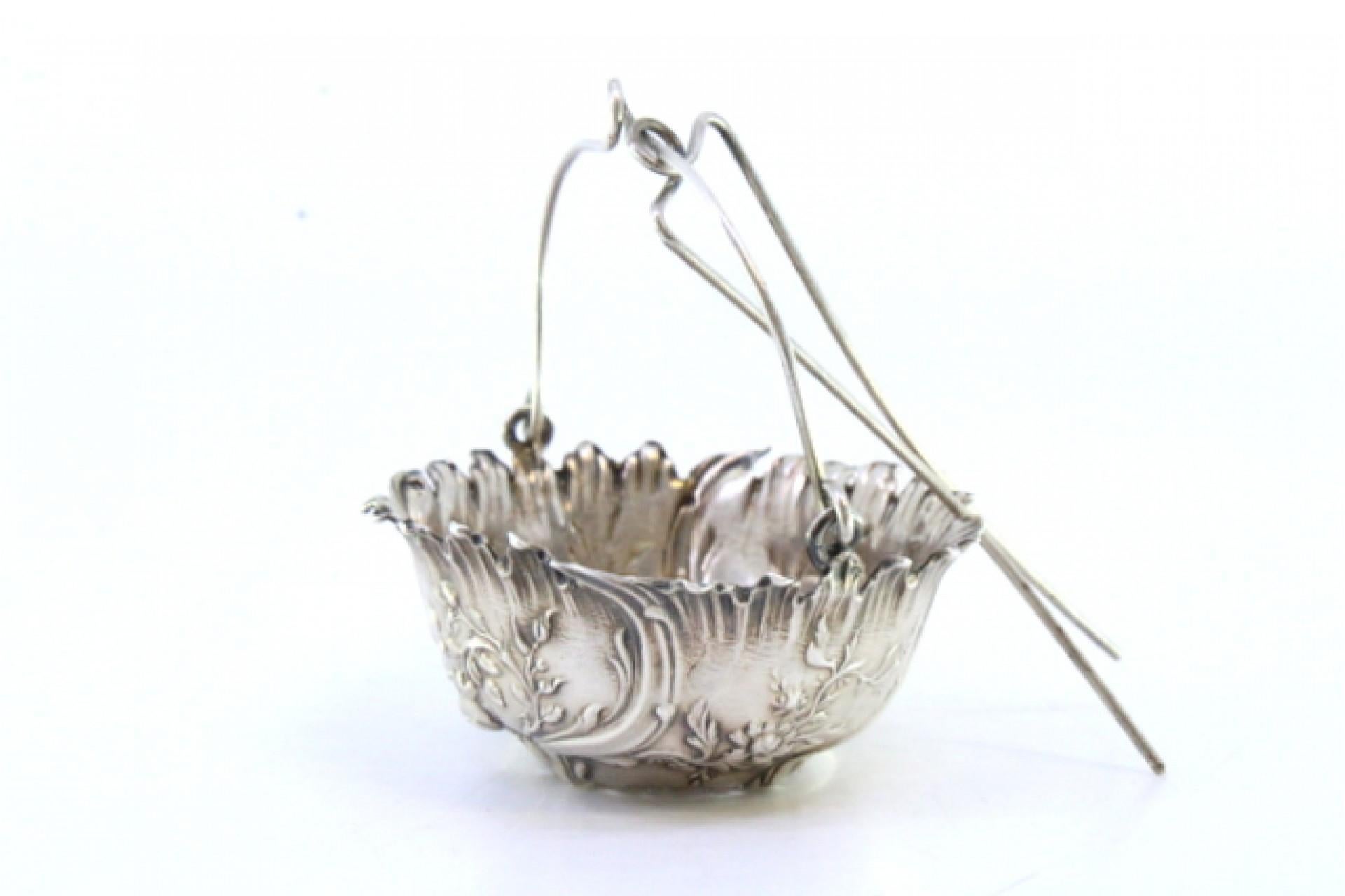 XIX secolo Silver tea strainer with raised plant motifs and hinged handle in vendita
