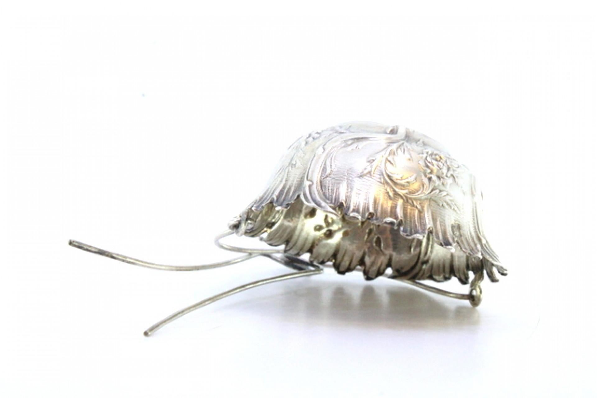 Argento Silver tea strainer with raised plant motifs and hinged handle in vendita