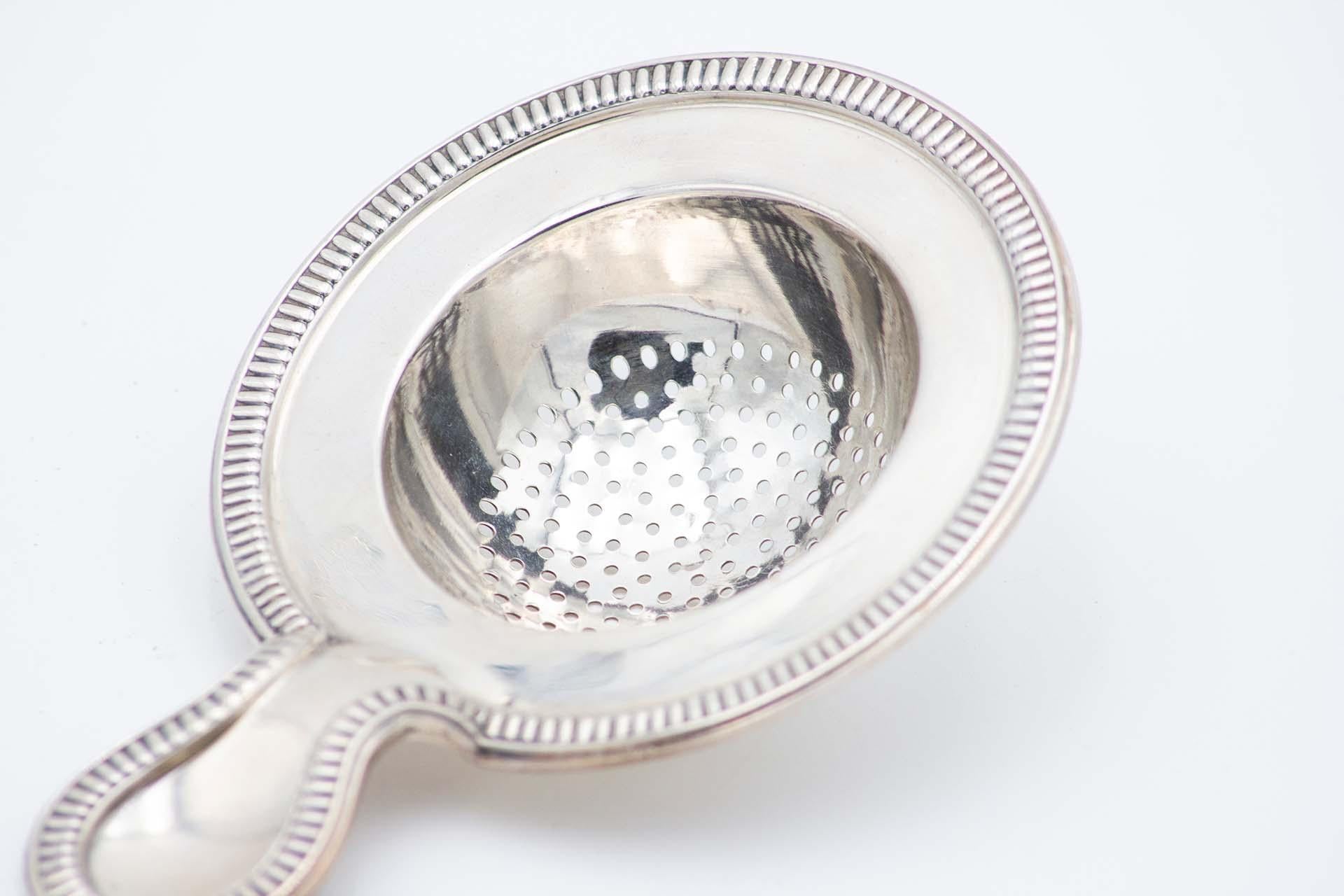 Description : Passoire à thé en argent avec relief sur les bords. Métal : Argent. Origine : Espagnol. Marque : Estrela. Poids : 89,16 grammes. Dimensions : 13,9 cm x 3,6 cm : 13,9cmx3,6cm. Contenu : 915/1000. Marque d'essai : oui. Informations