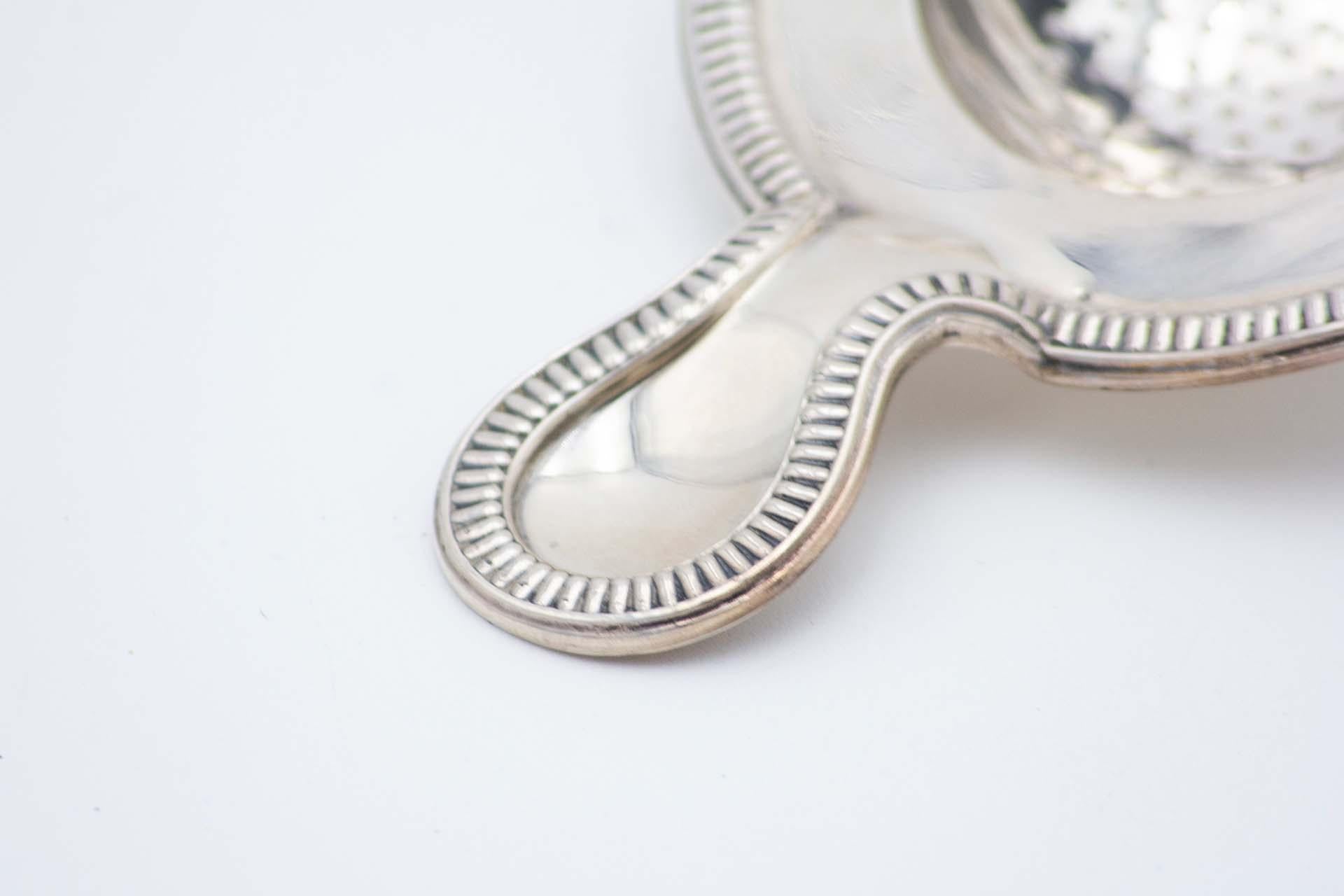 Européen Silver tea strainer with relief on the edges en vente