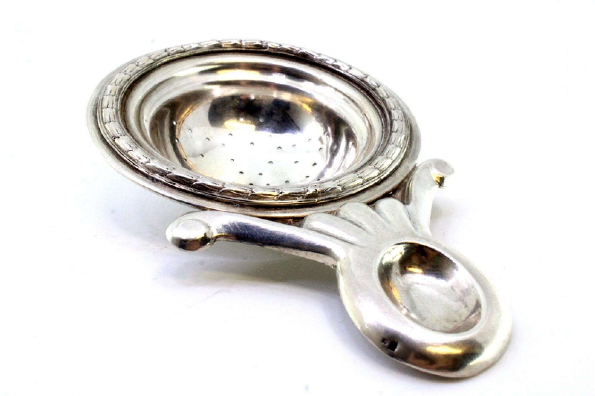 Européen Silver tea strainer with reliefs and applications en vente