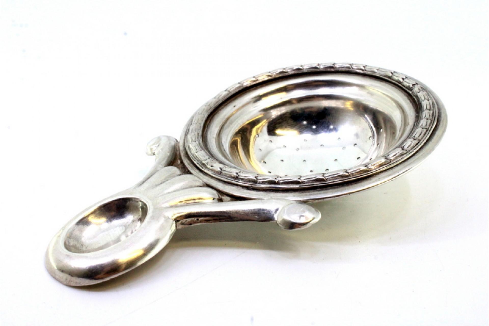 Silver tea strainer with reliefs and applications Bon état - En vente à Porto, PT