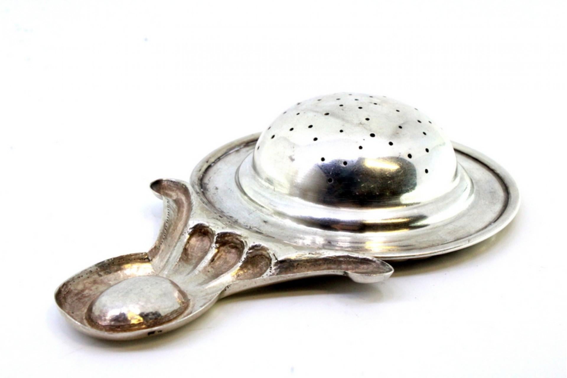 20ième siècle Silver tea strainer with reliefs and applications en vente
