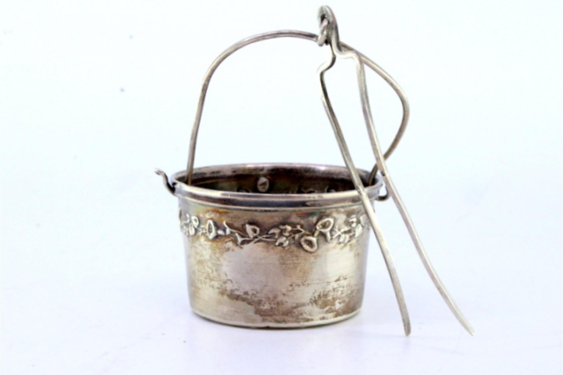 Europeo Silver tea strainer with reliefs and hinged handle in vendita