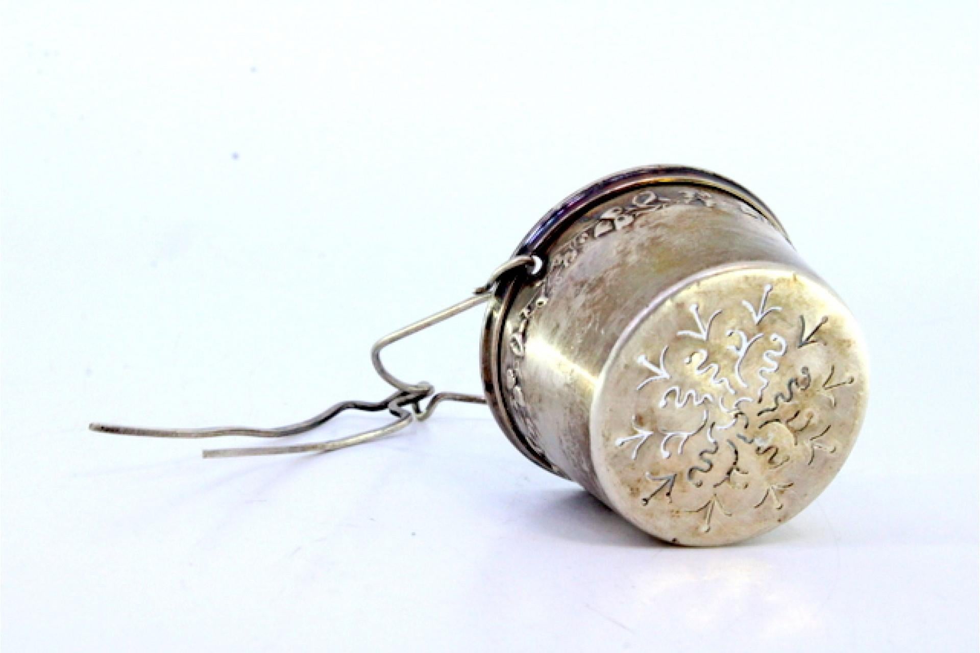 Silver tea strainer with reliefs and hinged handle In condizioni buone in vendita a Porto, PT