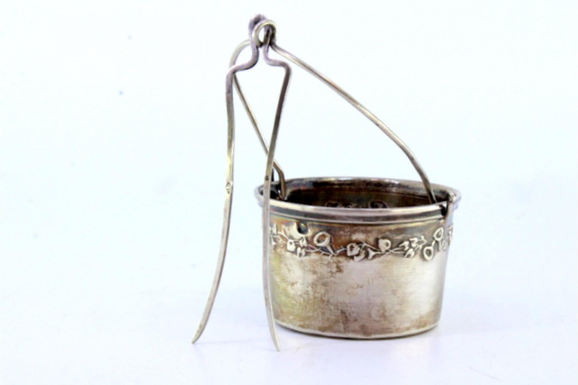 XIX secolo Silver tea strainer with reliefs and hinged handle in vendita