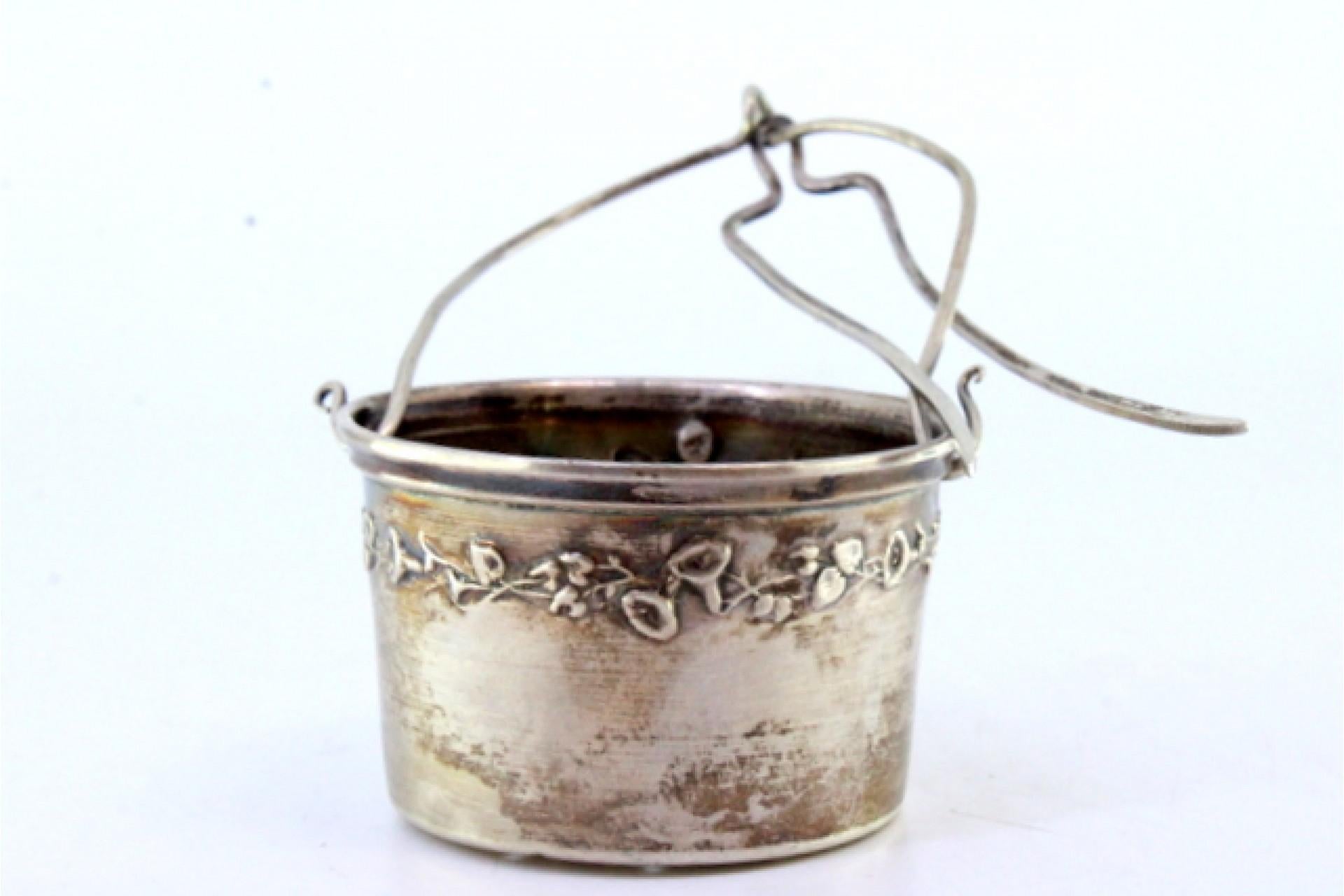 Argento Silver tea strainer with reliefs and hinged handle in vendita