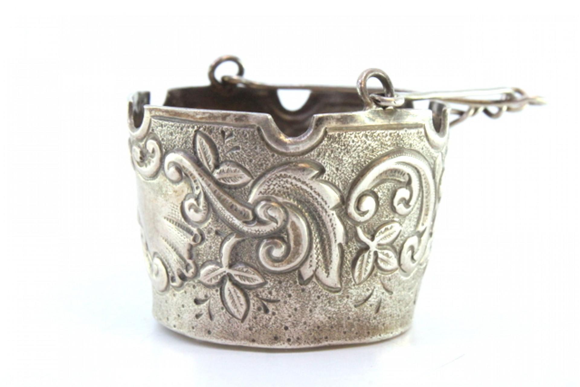 Europeo Silver tea strainer with reliefs, cut-out edge and hinged handle in vendita