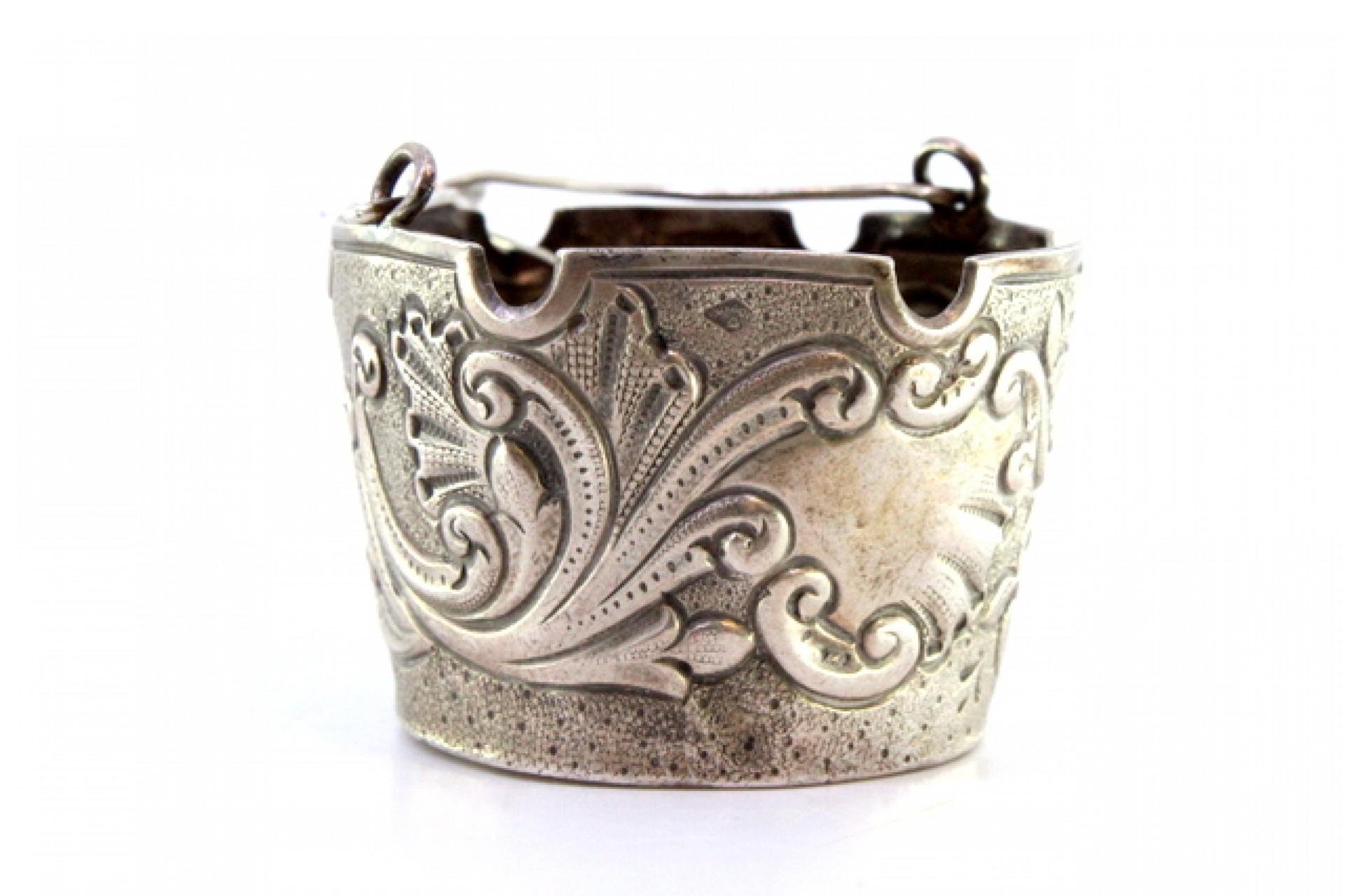 Silver tea strainer with reliefs, cut-out edge and hinged handle In condizioni buone in vendita a Porto, PT