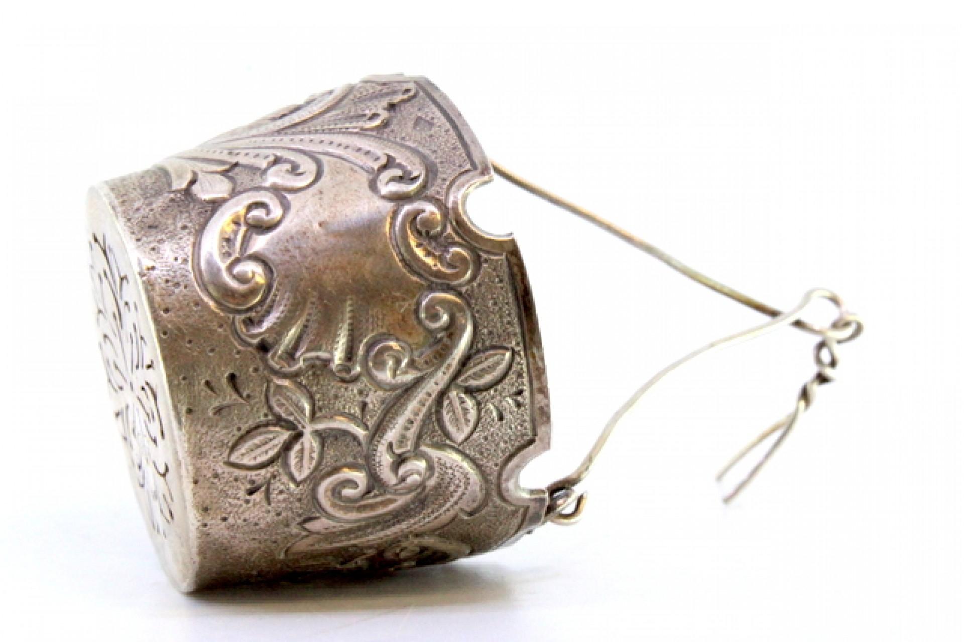 XIX secolo Silver tea strainer with reliefs, cut-out edge and hinged handle in vendita
