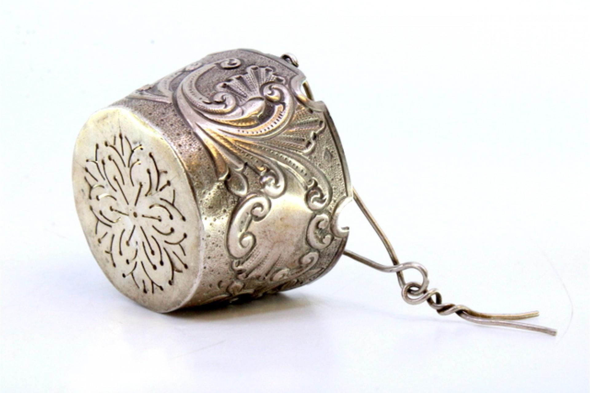 Silver tea strainer with reliefs, cut-out edge and hinged handle in vendita 1