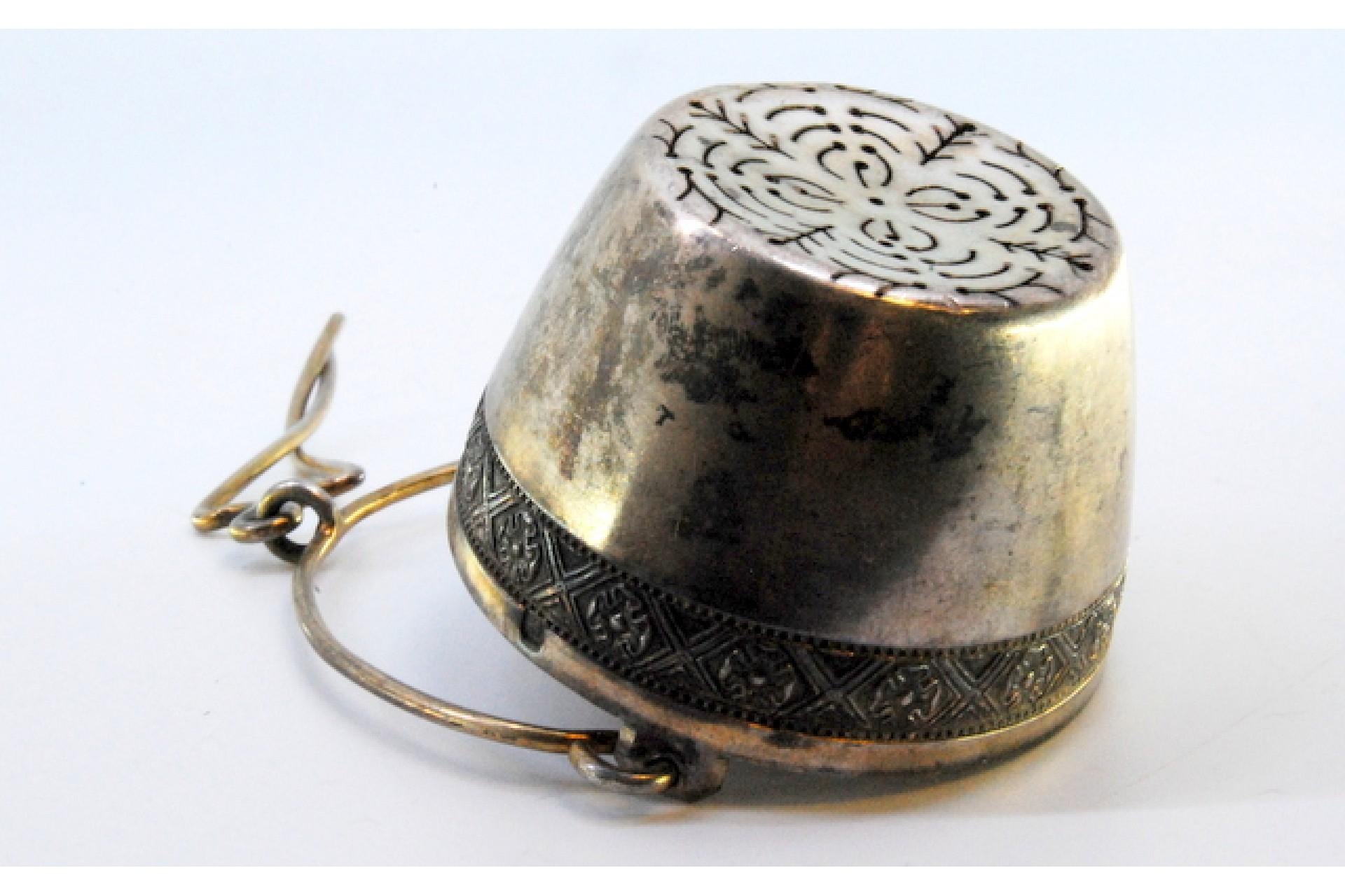 Silver tea strainer with rim and hinged handle (Europäisch) im Angebot