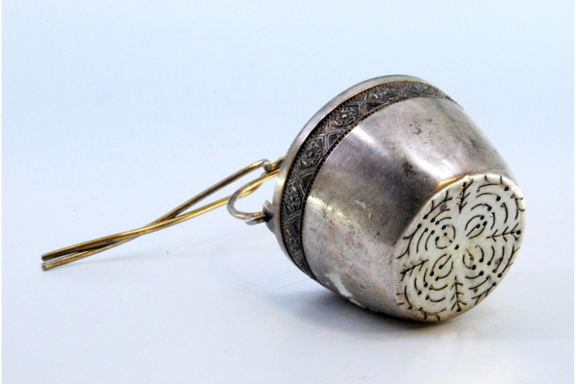 Silver tea strainer with rim and hinged handle im Zustand „Gut“ im Angebot in Porto, PT