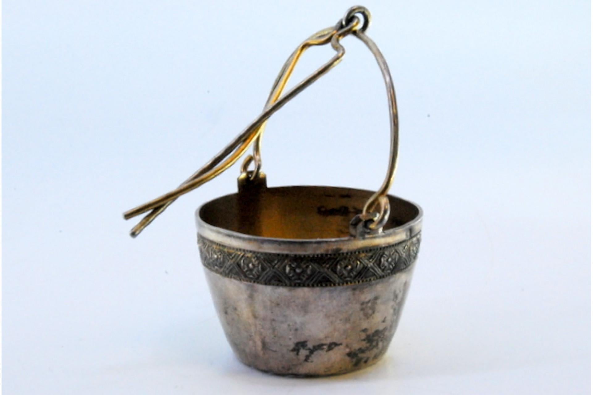 Silver tea strainer with rim and hinged handle (19. Jahrhundert) im Angebot