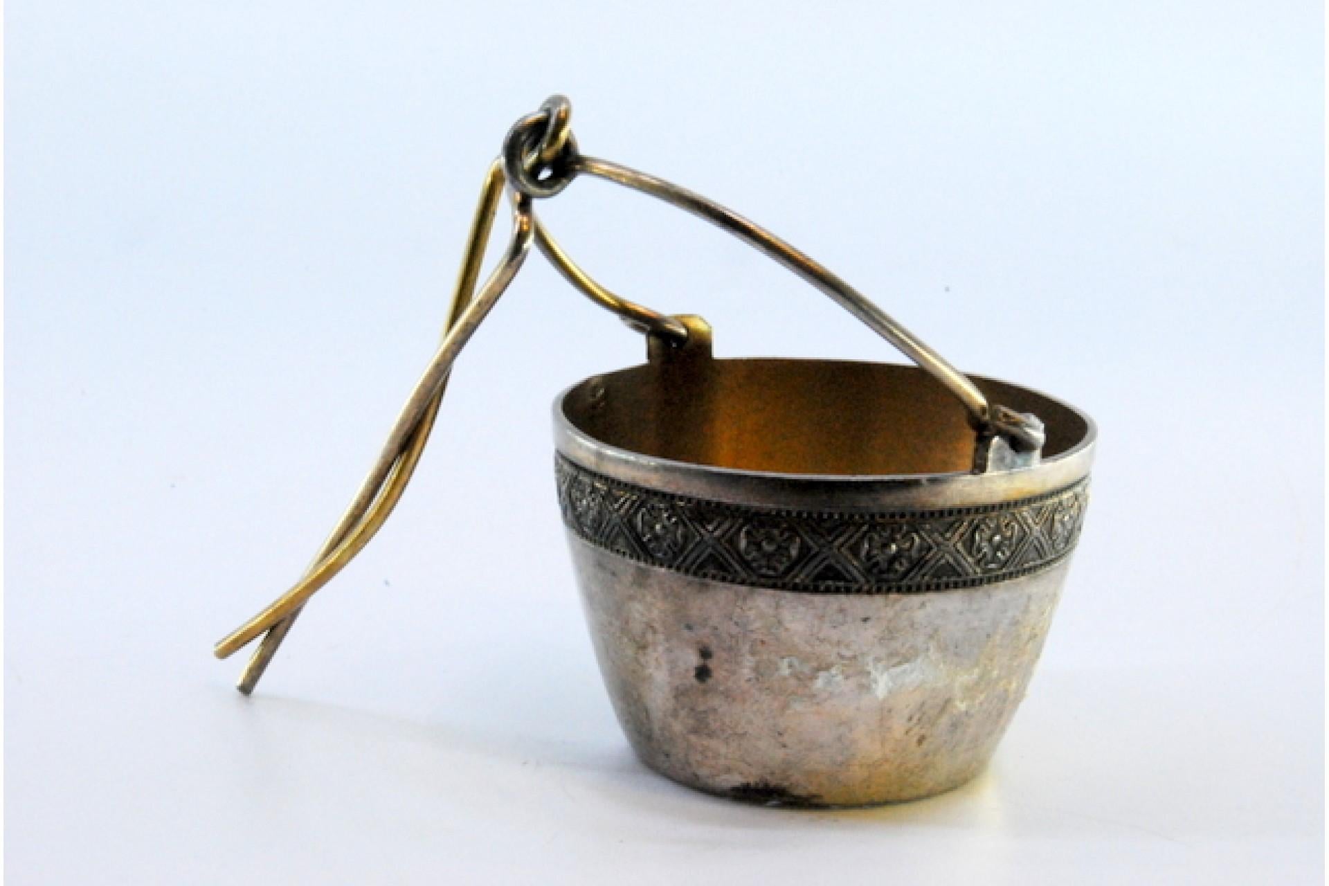 Silver tea strainer with rim and hinged handle (Silber) im Angebot