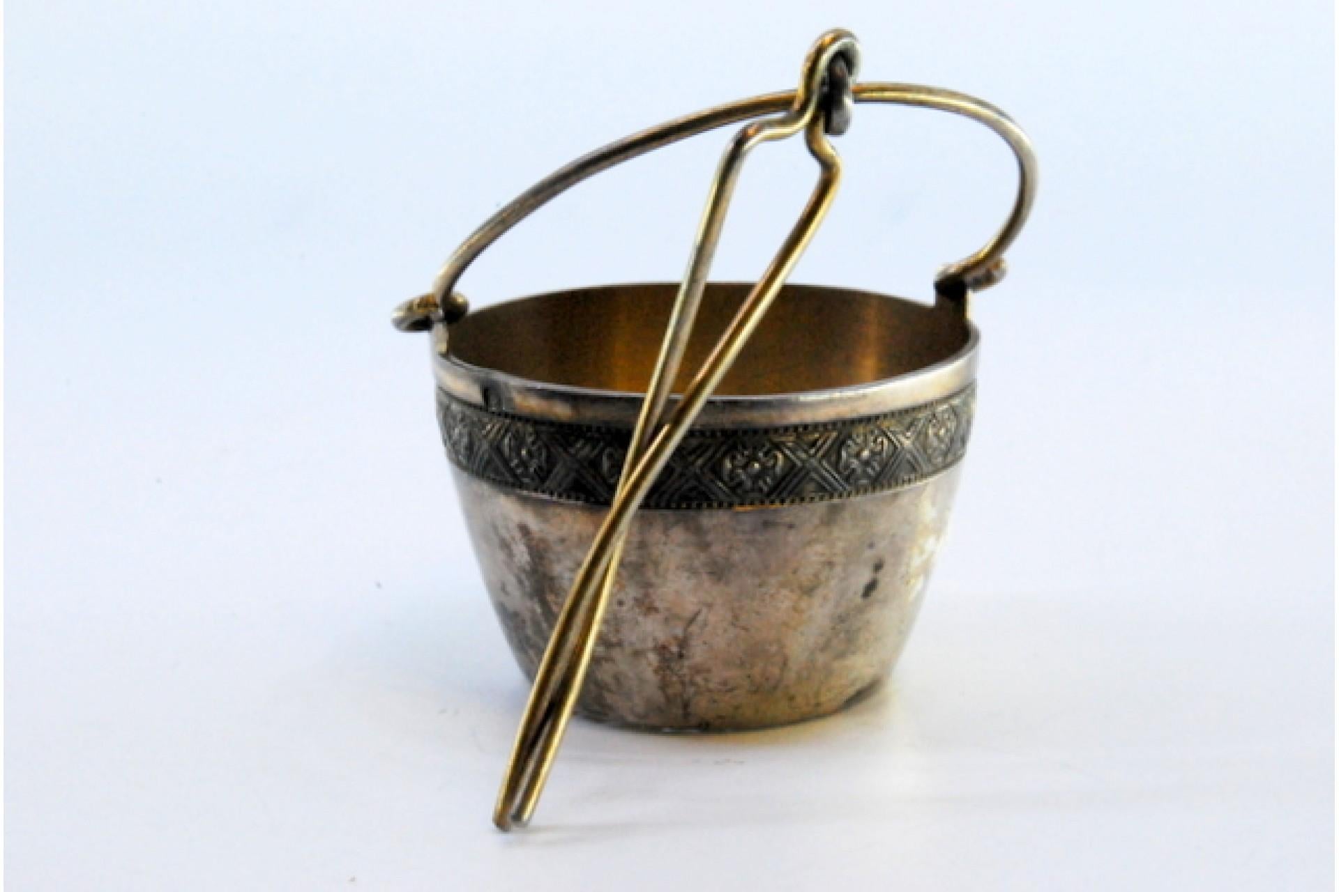 Silver tea strainer with rim and hinged handle im Angebot 1