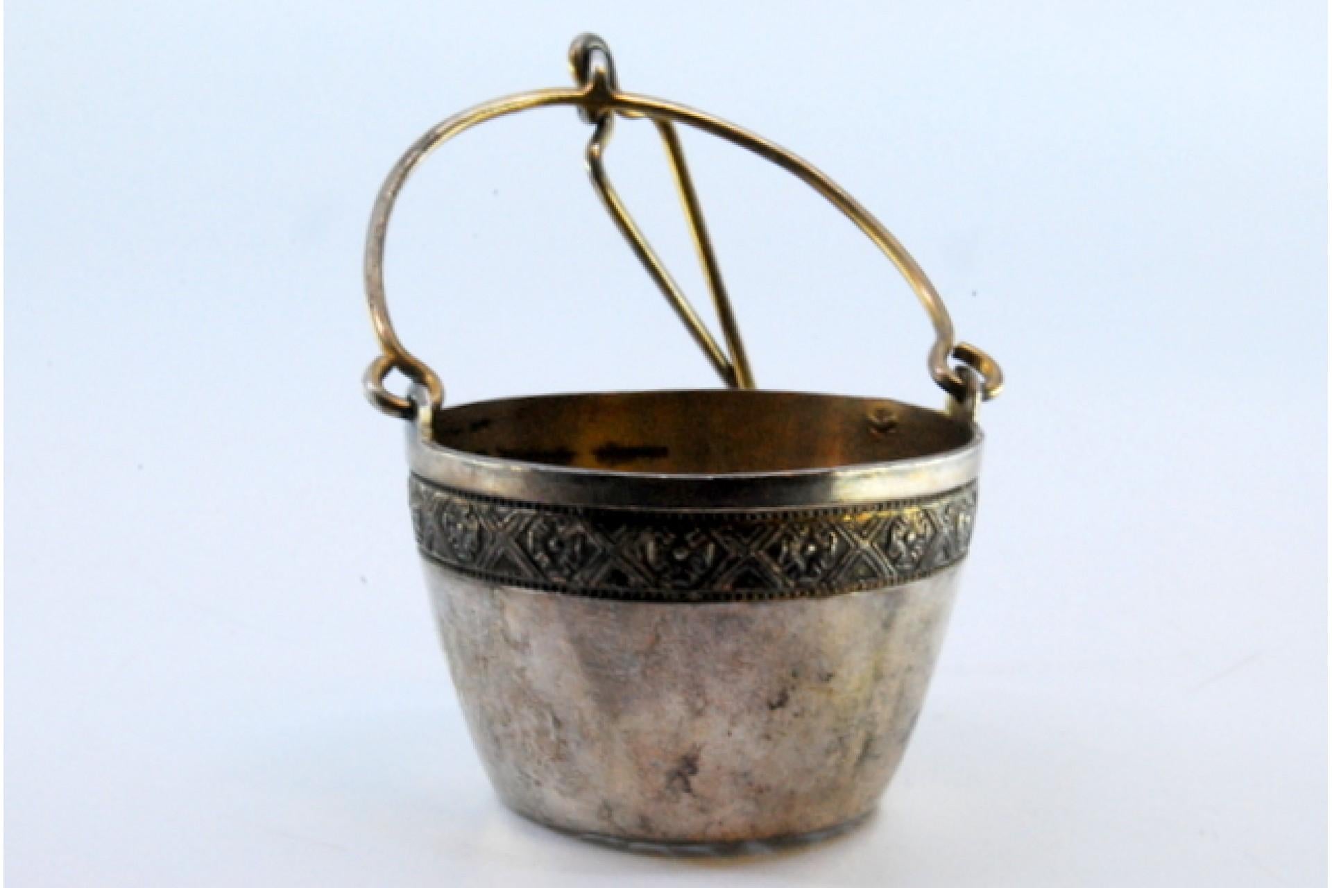 Silver tea strainer with rim and hinged handle im Angebot 2