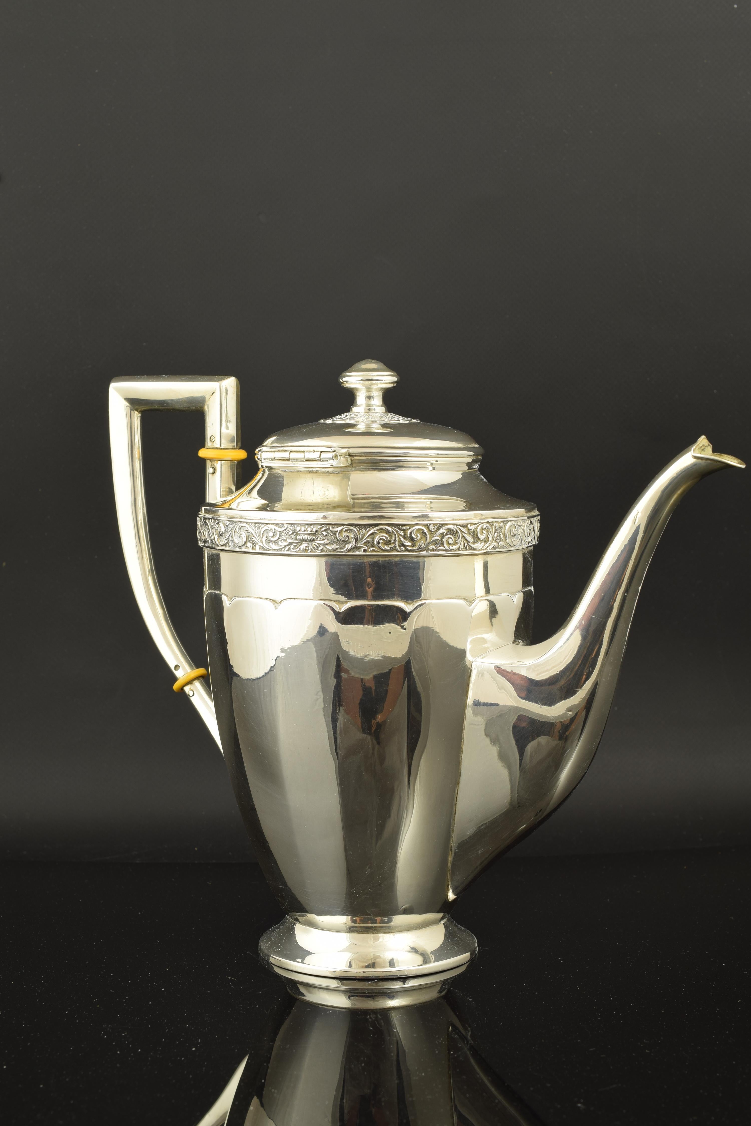 Teapot. Silver. Dionisio García, Madrid, towards the beginning of the 20th century. 
With contrast marks.
 Teapot with a circular base and a body decorated with an area that looks like very simplified gallons and a band on top of