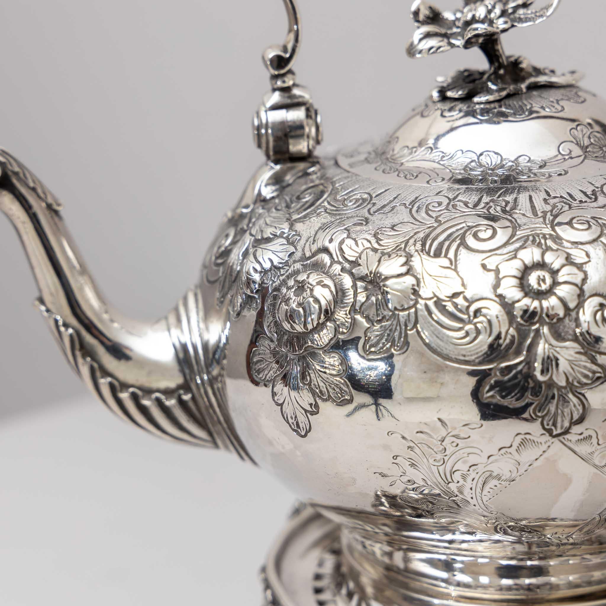 Silberne Teekanne aus Silber mit Ständer, T. Heming und S. Whitford, London 1750 / 1818 im Angebot 6