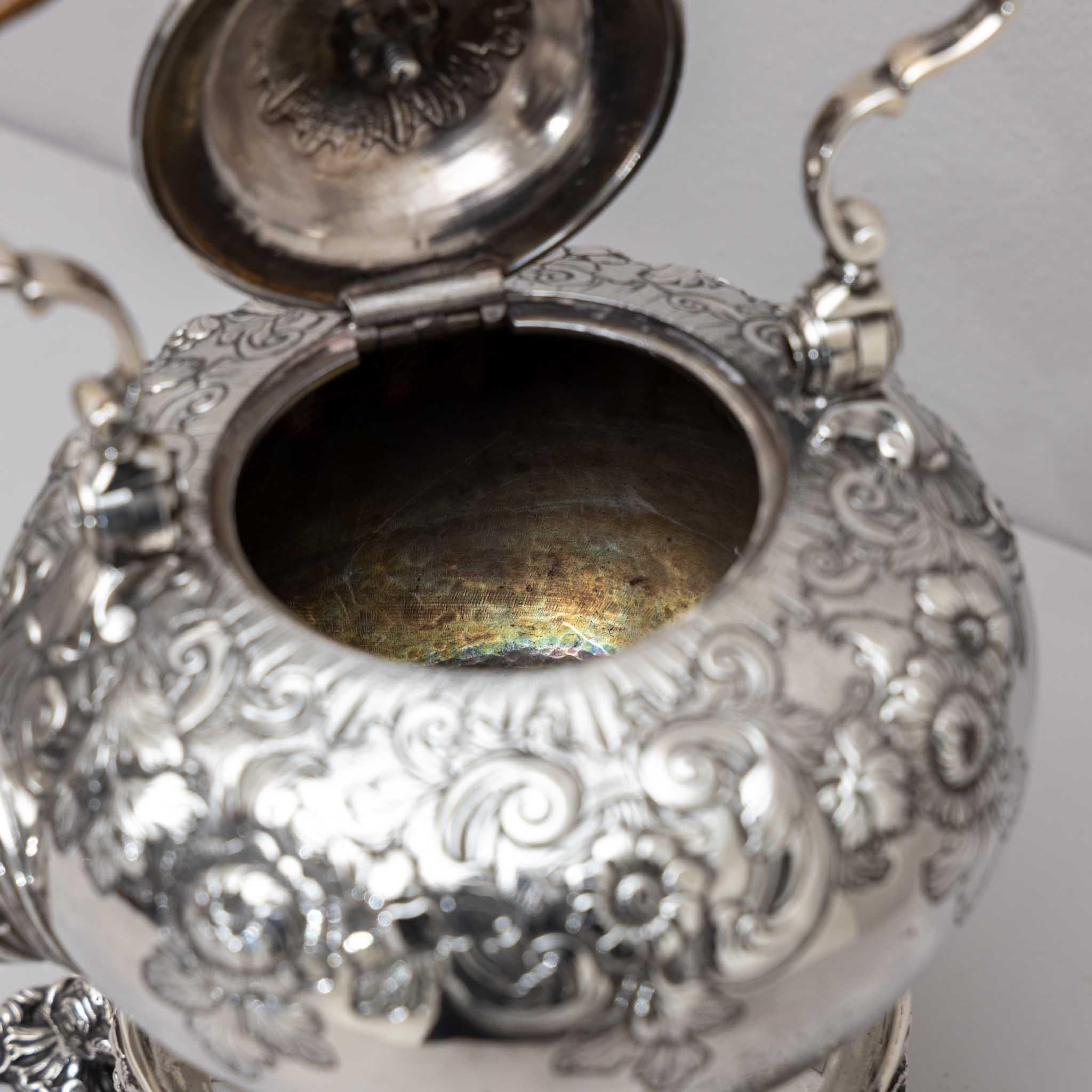 Silberne Teekanne aus Silber mit Ständer, T. Heming und S. Whitford, London 1750 / 1818 im Angebot 8