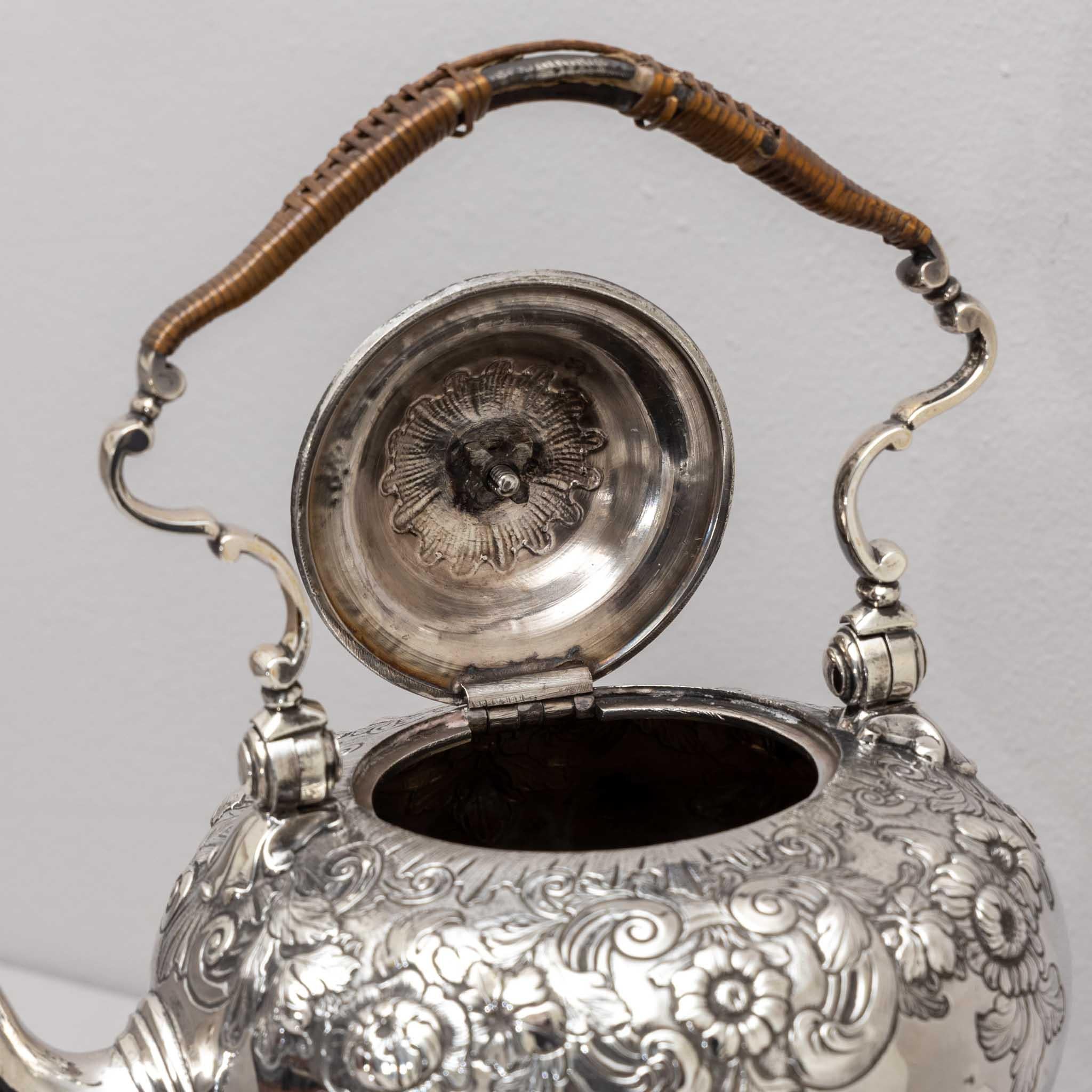 Silberne Teekanne aus Silber mit Ständer, T. Heming und S. Whitford, London 1750 / 1818 im Angebot 9