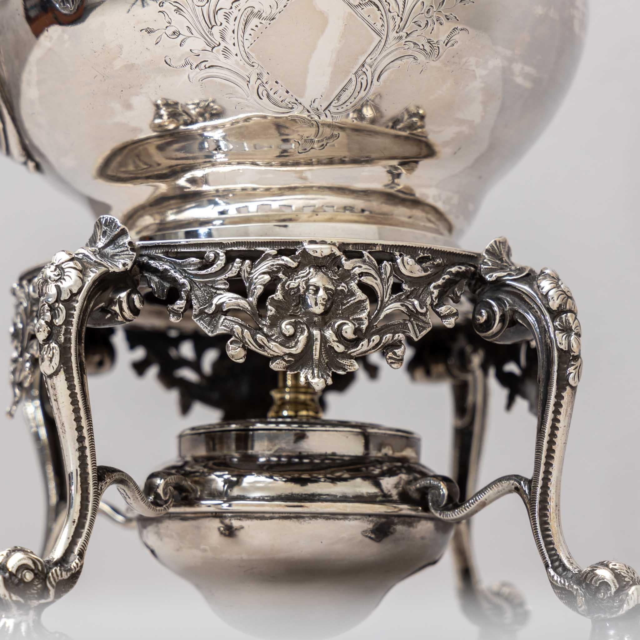 A silver pot with an elegant handle with raffia wrapping on a matching teapot warmer on four legs. The jug with maker’s mark Thomas Heming dates from 1750, the teapot was made in 1818 by Samuel Whitford to match. Weight pot: 985g, stand: 718g. Total